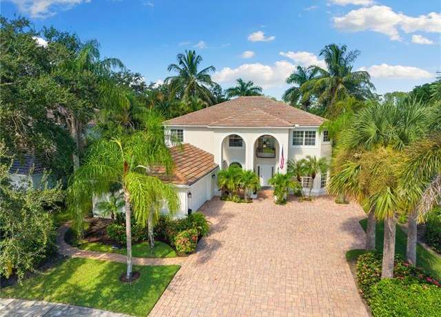 Property at 2384 Heritage Greens Dr, Naples, FL 34119, 6 beds, 3 baths
