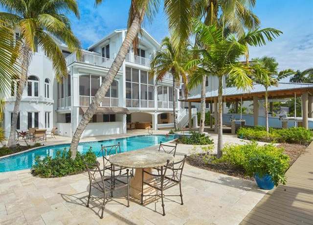 Property at 720 17th Ave S, Naples, FL 34102, 4 beds, 4.5 baths