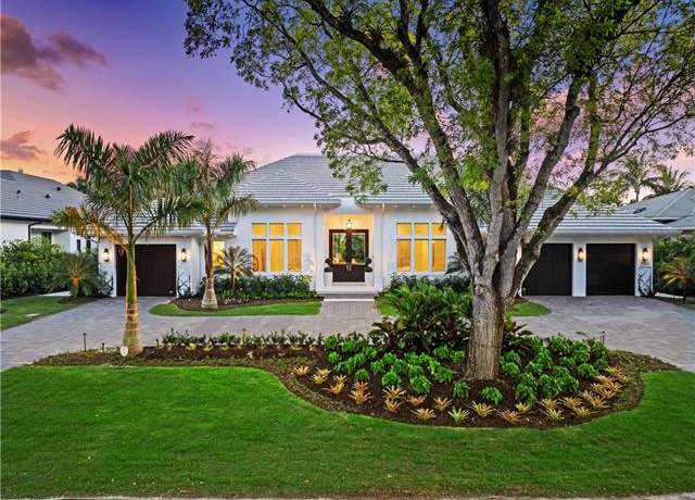 Property at 580 Coral Dr, Naples, FL 34102, 4 beds, 4.5 baths