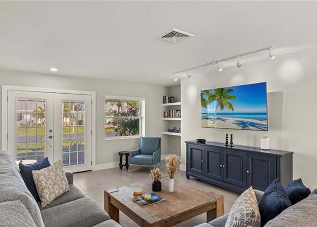 Property at 7 Crooked Ln, Naples, FL 34112, 2 beds, 2 baths