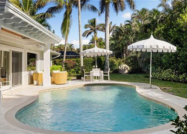 Property at 320 Putter Point Dr, Naples, FL 34103, 3 beds, 2 baths