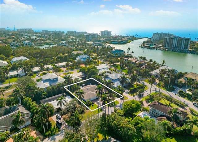 Property at 320 Putter Point Dr, Naples, FL 34103, 3 beds, 2 baths
