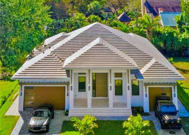 Property at 1364 Cypress Woods Dr, Naples, FL 34103, 5 beds, 3.5 baths