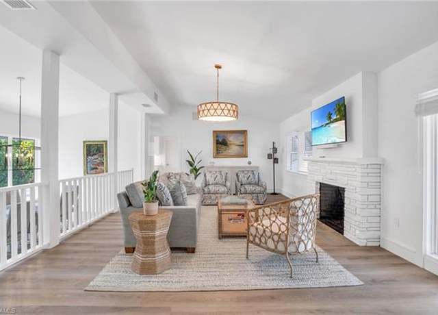 Property at 617 Gulf Shore Blvd N, Naples, FL 34102, 3 beds, 2 baths