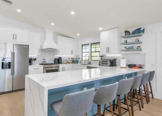 Property at 685 Palm Dr, Naples, FL 34114, 5 beds, 4 baths