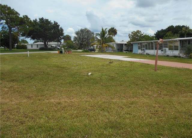 Property at 501 Riviera Blvd W, Naples, FL 34112