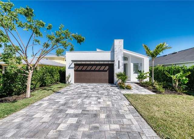 Property at 767 98th Ave N, Naples, FL 34108, 3 beds, 2.5 baths