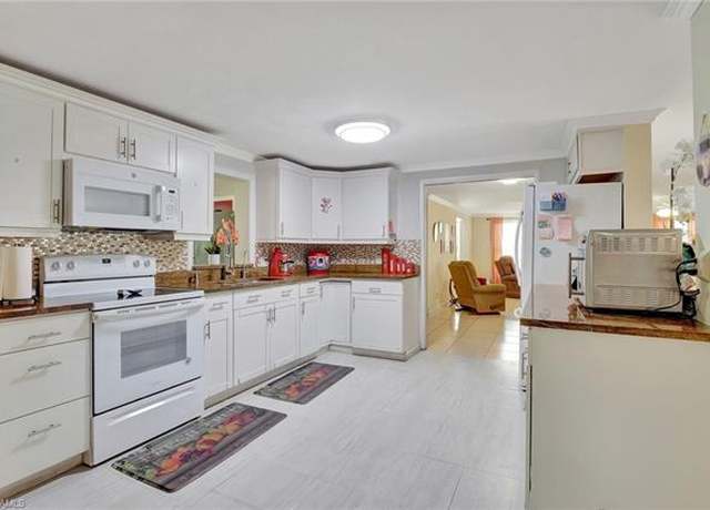 Property at 181 Pine Key Ln #29, Naples, FL 34114, 3 beds, 3 baths