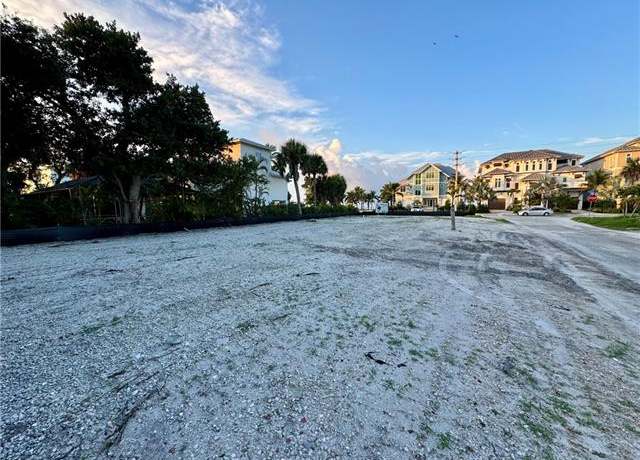 Property at 100 Washington Ave, Fort Myers Beach, FL 33931, 8 beds, 6 baths