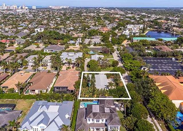 Property at 698 Fairway Ter, Naples, FL 34103, 5 beds, 3 baths