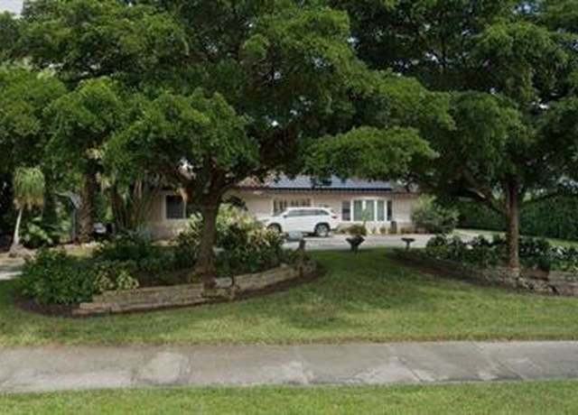 Property at 2000 Crayton Rd, Naples, FL 34102, 3 beds, 2 baths