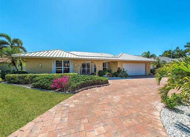 Property at 226 Torrey Pines Pt, Naples, FL 34113, 5 beds, 3 baths