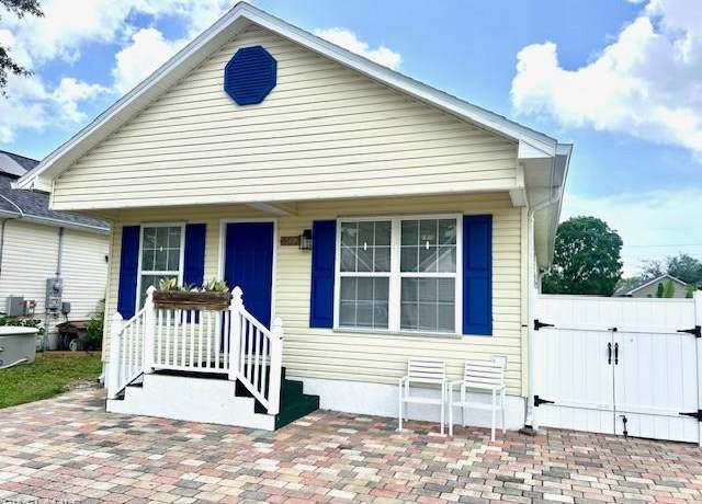 Property at 402 Leawood Cir, Naples, FL 34104, 3 beds, 2 baths