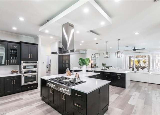 Property at 5791 Shady Oaks Ln, Naples, FL 34119, 5 beds, 6.5 baths