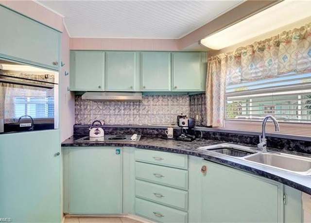 Property at 261 Indian Key Ln #258, Naples, FL 34114, 2 beds, 2 baths