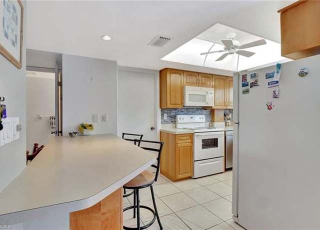 Property at 8 Watercolor Way #8, Naples, FL 34113, 2 beds, 2.5 baths
