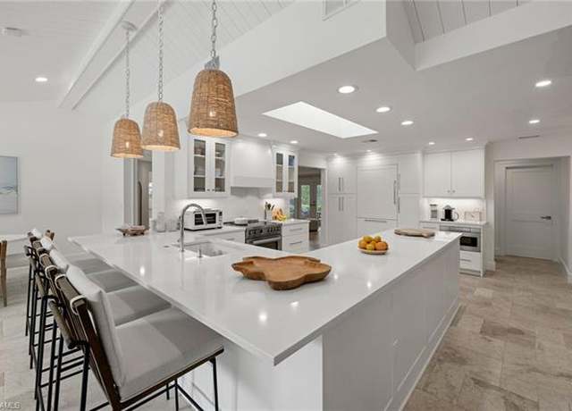 Property at 320 Putter Point Dr, Naples, FL 34103, 3 beds, 2 baths
