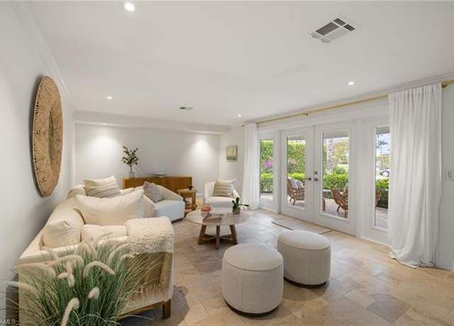 Property at 320 Putter Point Dr, Naples, FL 34103, 3 beds, 2 baths