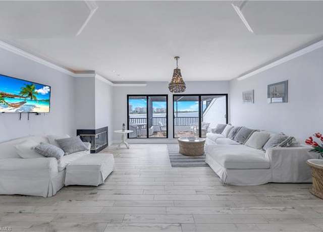 Property at 410 La Peninsula Blvd #410, Naples, FL 34113, 2 beds, 2.5 baths