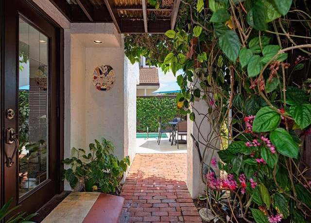 Property at 515 Bay Villas Ln, Naples, FL 34108, 3 beds, 2 baths