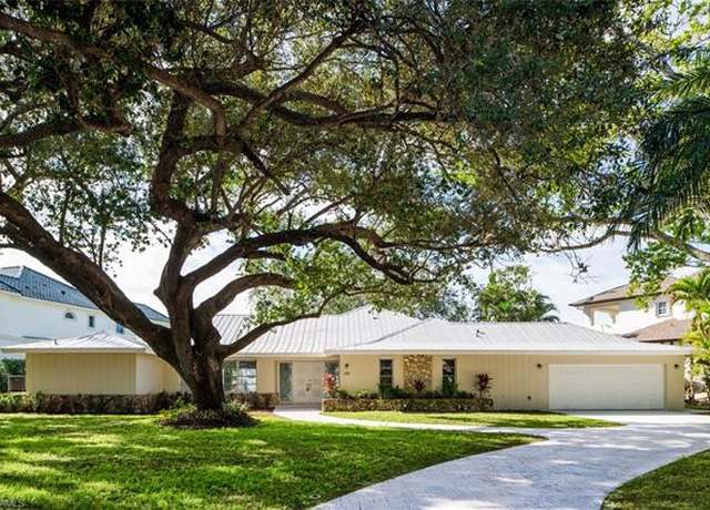 Property at 320 Bow Line Dr, Naples, FL 34103, 3 beds, 3 baths