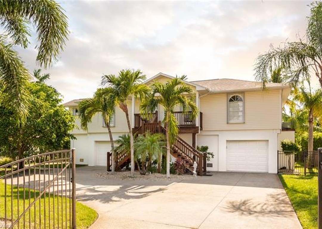 121 Sand Dollar Dr, Fort Myers Beach, FL 33931