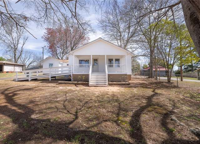 Property at 204 Old Salem Rd, Seneca, SC 29672, 3 beds, 1.5 baths