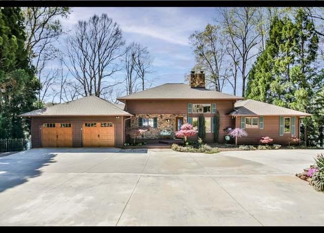 Property at 1637 W Little River Dr, Seneca, SC 29672, 4 beds, 3.5 baths