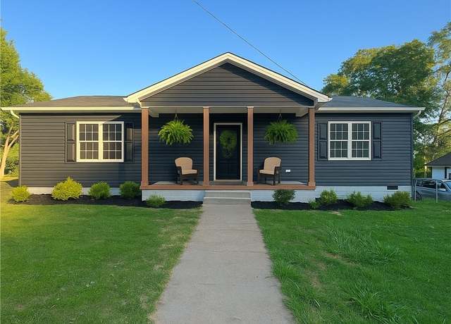 Property at 1316 E South 6th St, Seneca, SC 29678, 3 beds, 2 baths