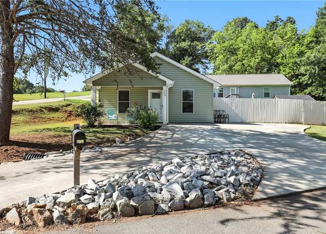 Property at 420 N Johnson St, Walhalla, SC 29691, 2 beds, 2 baths