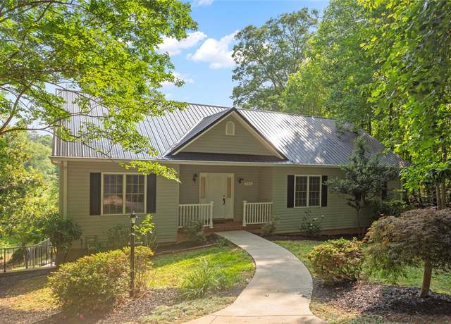 Property at 204 Lakeside Dr, Walhalla, SC 29691, 4 beds, 3 baths