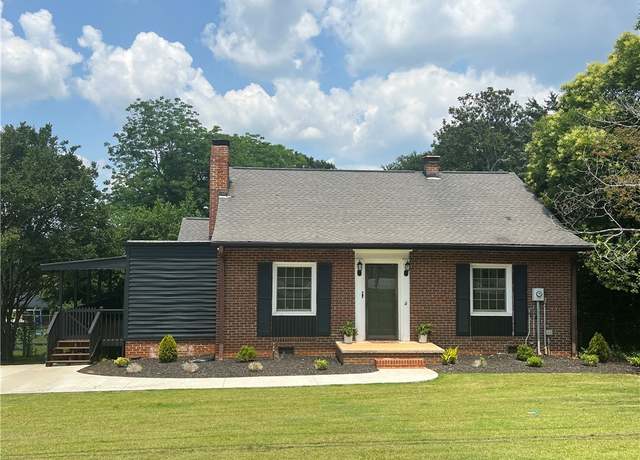 Property at 1003 S Walnut St, Seneca, SC 29678, 3 beds, 2 baths