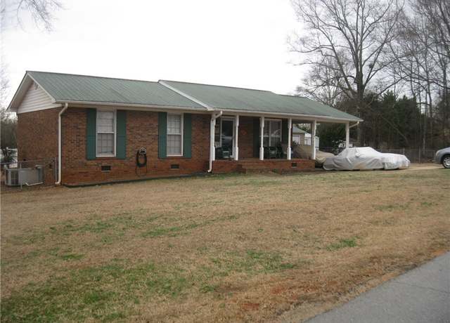 Property at 303 Meadow Dr, Seneca, SC 29678, 3 beds, 2 baths