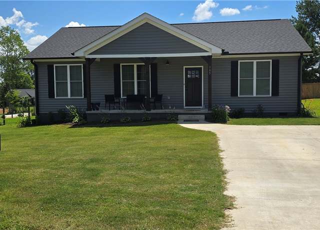 Property at 105 Jefferson Pl, Walhalla, SC 29691, 3 beds, 2 baths