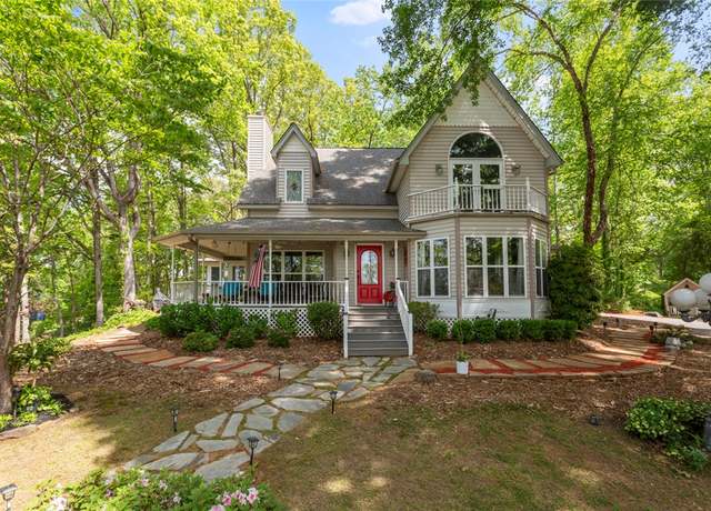 Property at 301 Lakeside Dr, Seneca, SC 29672, 3 beds, 2.5 baths