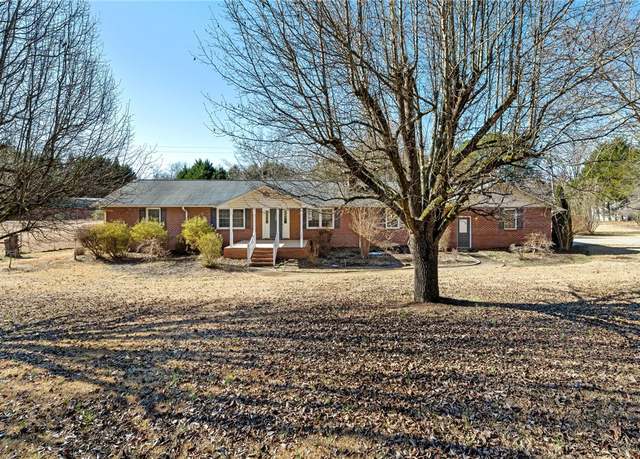 Property at 720 Knox Rd, Seneca, SC 29672, 4 beds, 4 baths
