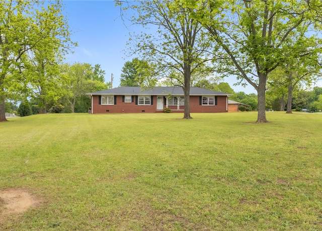 Property at 316 Rhodehaven Dr, Anderson, SC 29625, 3 beds, 2 baths