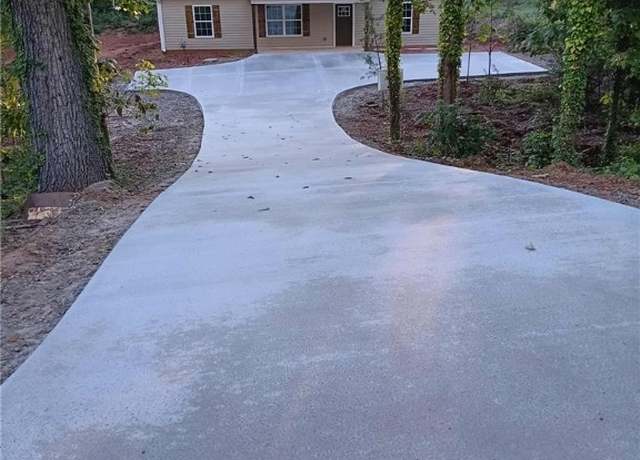 Property at 406 Woodland Dr, Seneca, SC 29678, 3 beds, 2 baths