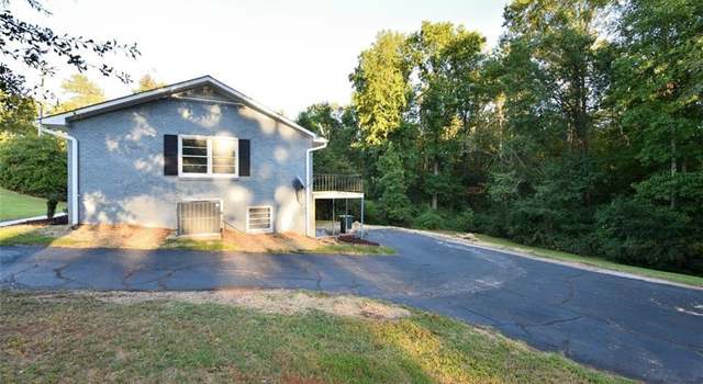 Photo of 1004 Fairfield Dr, Seneca, SC 29678