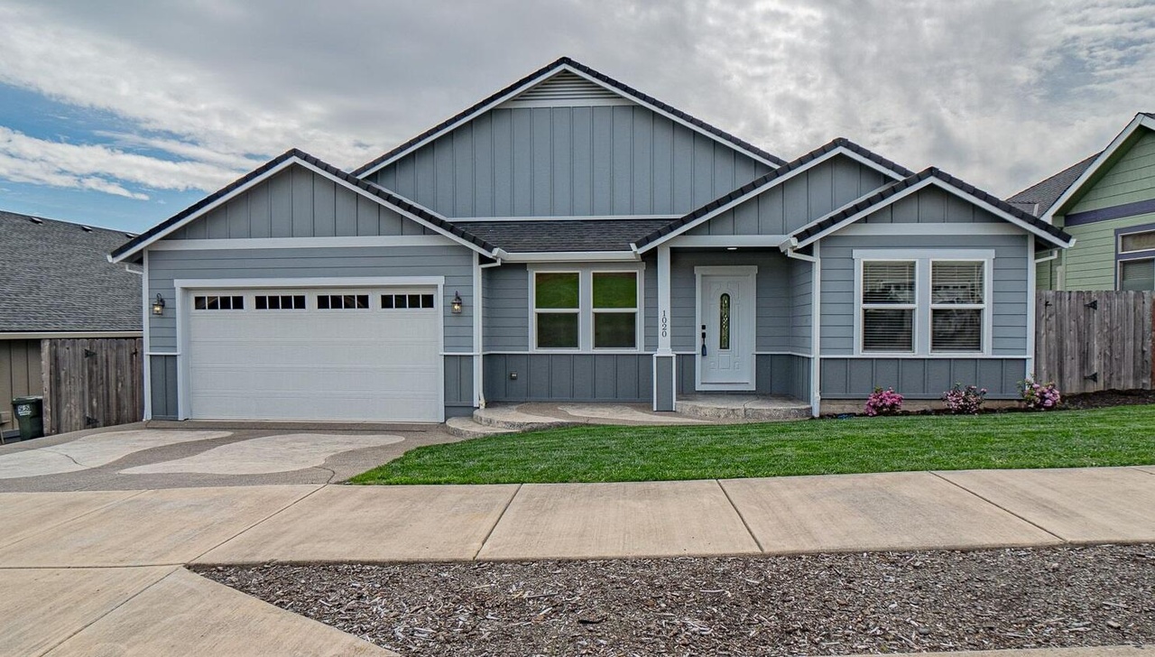 1020 Azure Way, Eagle Point, OR 97524