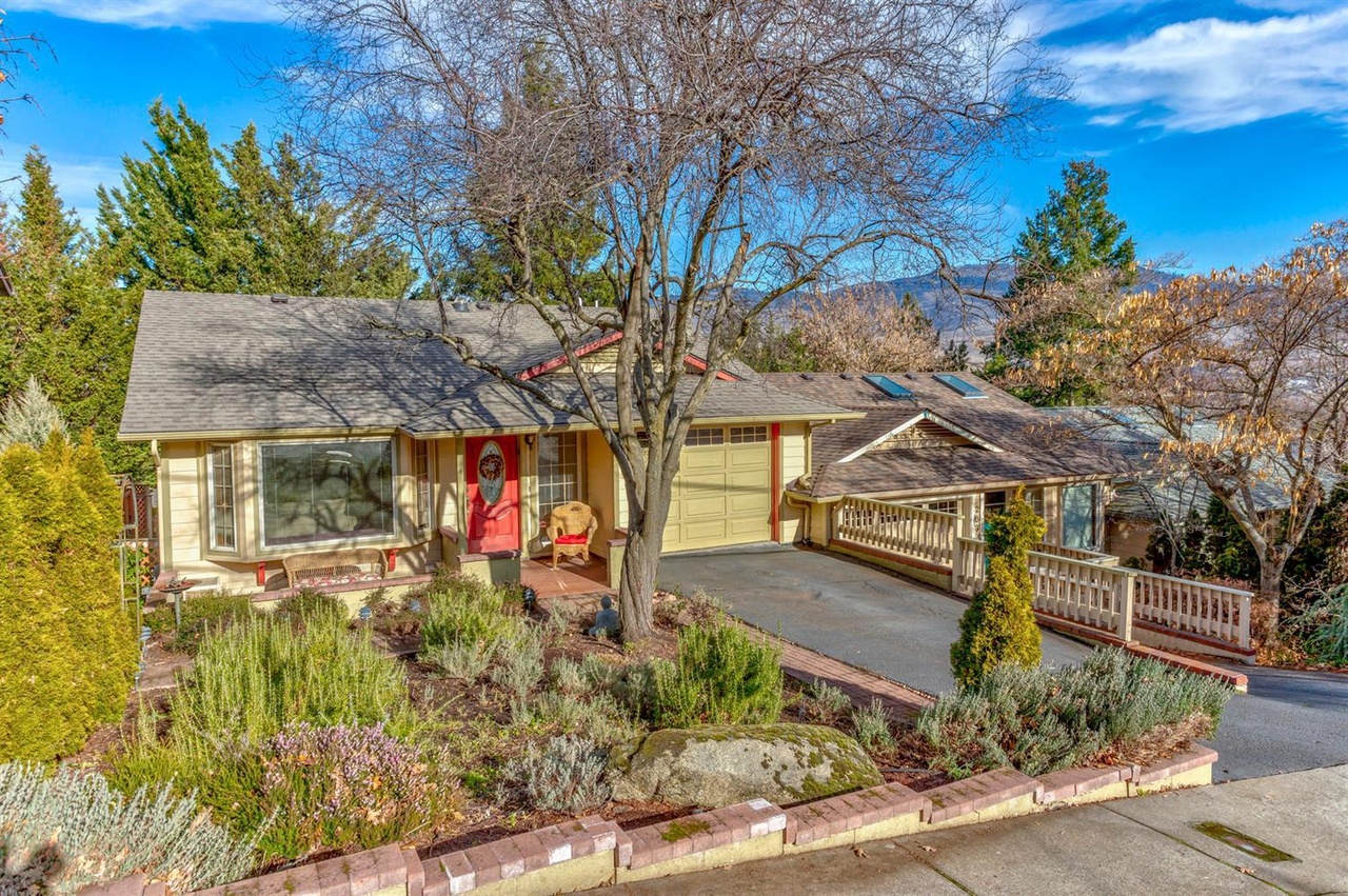 265 Grant St, Ashland, OR 97520 | MLS# 102996813 | Redfin