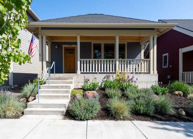 Property at 918 E Black Butte Ave, Sisters, OR 97759, 3 beds, 2.5 baths