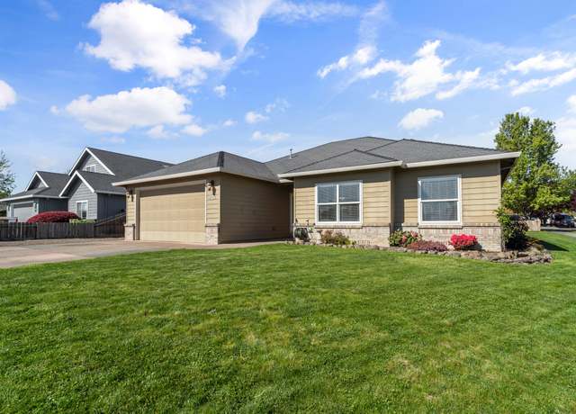 Property at 902 Crystal Dr, Eagle Point, OR 97524, 4 beds, 2 baths