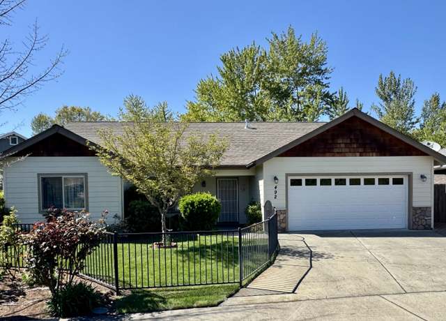 Property at 492 SW Wagner Meadows Dr, Grants Pass, OR 97526, 3 beds, 2 baths
