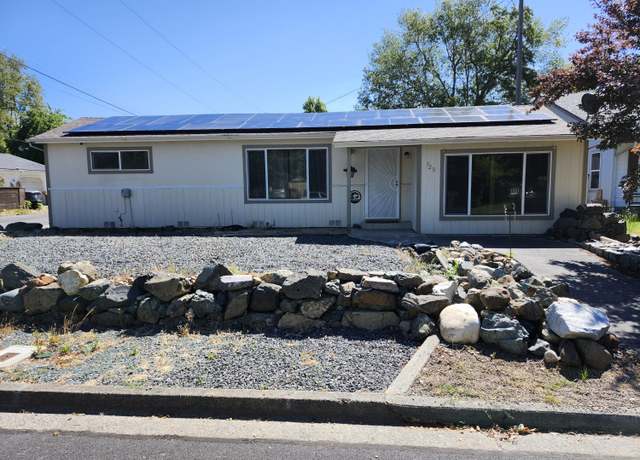 Property at 925 SW Laurel St, Grants Pass, OR 97526, 3 beds, 2 baths