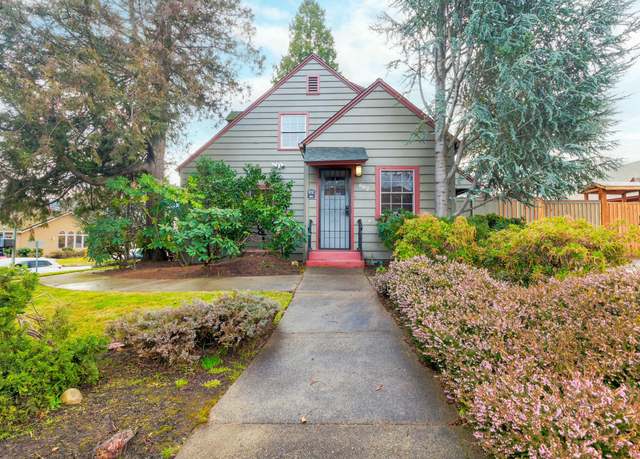 Property at 882 NE 7th St, Grants Pass, OR 97526, 3 beds, 2 baths