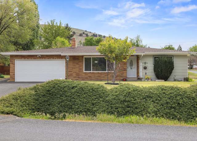 Property at 1941 Carlson Dr, Klamath Falls, OR 97603, 3 beds, 2 baths