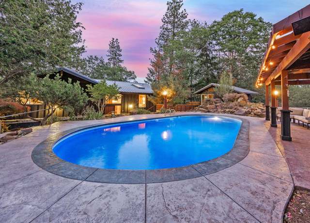 Property at 1065 S Shasta Ave, Eagle Point, OR 97524, 4 beds, 4 baths