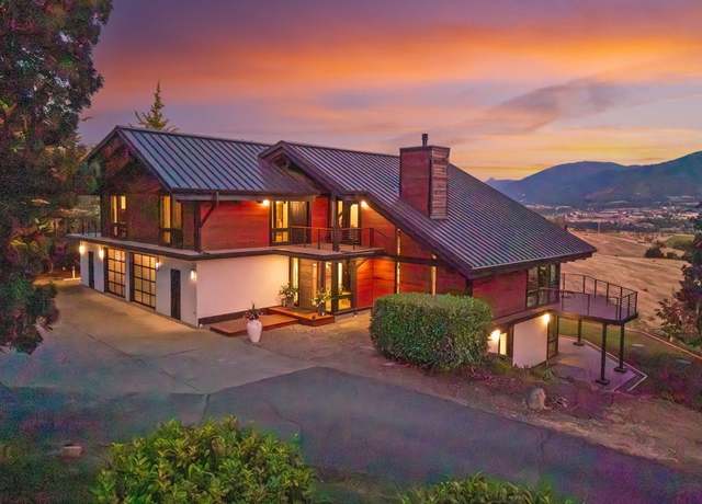 Property at 1440 E Nevada St, Ashland, OR 97520, 5 beds, 4.5 baths