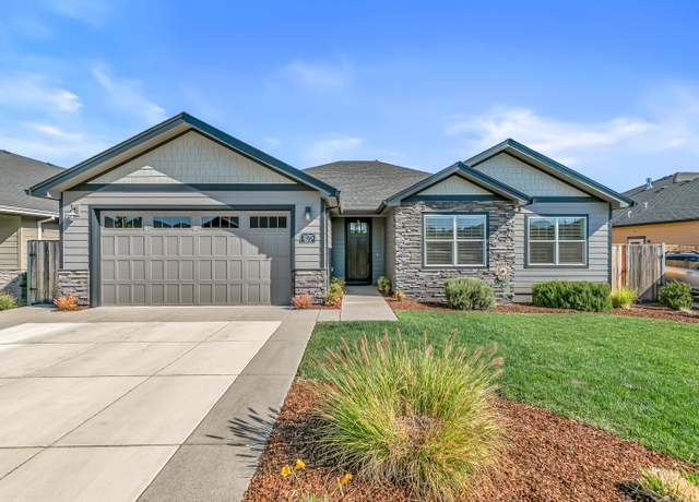 Property at 3275 Fallen Oak Dr, Medford, OR 97504, 3 beds, 2 baths